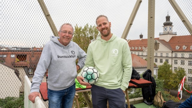 Bellevue di Monaco: Matthias Groeneveld (rechts) koordiniert die Belegung des Spielfelds und ist der stellvertretende Leiter von "Bunt kickt gut". Rüdiger Heid ist Gründer und Gesellschafter der Initiative.