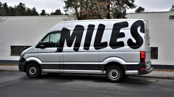 Betrugsverdacht: Einer der silbernen Transporter des Anbieters Miles, abgerechnet wird nach gefahrenen Kilometern und nicht nach Minuten.