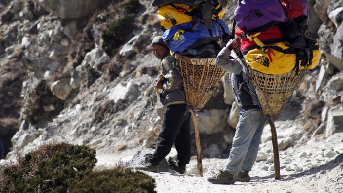 Berg-Rekorde: Helfer am Berg: zwei Sherpas mit dem Gepäck westlicher Bergsteiger am Mount Everest.