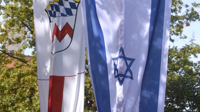 Benefiz-Konzert für Israel: Zeichen der Solidarität: Vor dem Landratsamt in Dachau weht auch eine Flagge des Staates Israel.