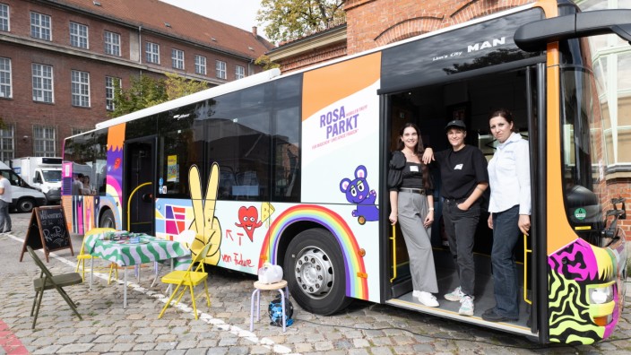 Projekt "Rosa Parkt": Der Bus fährt durch die Stadtteile - und die Betreuerinnen Julia Güntner (v. li.) , Chrissi Werner und Fahrerin Shekila sind mit an Bord.