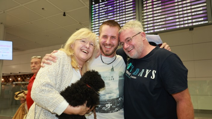 Sonderflug für Deutsche aus Israel: Christoph Schaefer, überglücklich begrüsst von Eltern Monika und Harald.