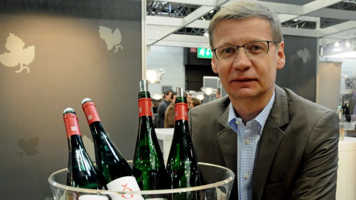 Null Acht Neun: Günther Jauch besitzt ein Weingut und hat es nicht so mit Bier, jedenfalls nicht mit Hellem. Mit Weißbier, sagt der Moderator, habe er sich irgendwann angefreundet.