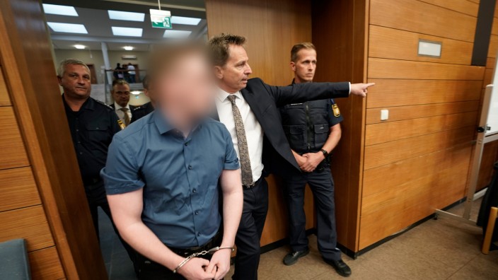 Gewaltverbrechen im Chiemgau: Der Angeklagte (links) und sein Anwalt Harald Baumgärtl betreten zum Prozessauftakt den Sitzungssaal im Landgericht Traunstein. Angesetzt sind 27 Verhandlungstage bis Dezember.