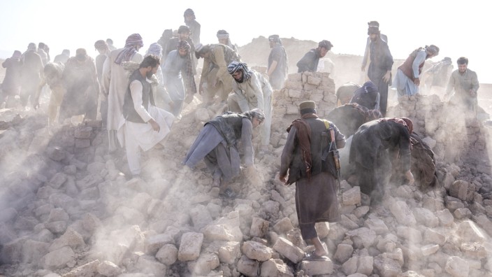 Afghanistan: Hier ist kein schweres Gerät: Afghanische Helfer bei Räumungsarbeiten am Mittwoch in der Provinz Herat.