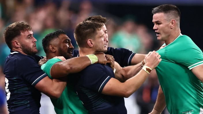 Irland bei der Rugby-WM: Standfest in jeder Beziehung: Irlands Kapitän Jonathan Sexton ist bei der WM auch von einer Vielzahl Schotten nicht im mindesten aus dem Gleichgewicht zu bringen.
