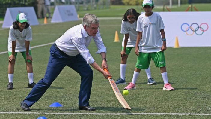 Olympia-Kongress in Mumbai: Körperertüchtigung in Indien: IOC-Präsident Thomas Bach aktiv zu Gast beim Kricket.