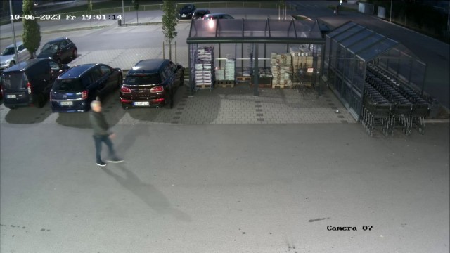Pocking in Niederbayern: Überwachungskameras zeigen den gesuchten Mann auf dem Parkplatz eines Supermarktes, der schräg gegenüber vom Tatort liegt.
