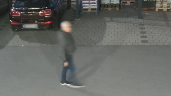 Pocking in Niederbayern: Die Polizei sucht diesen Mann, der kurz vor diesen Kameraaufnahmen einen 61-Jährigen attackiert hat.