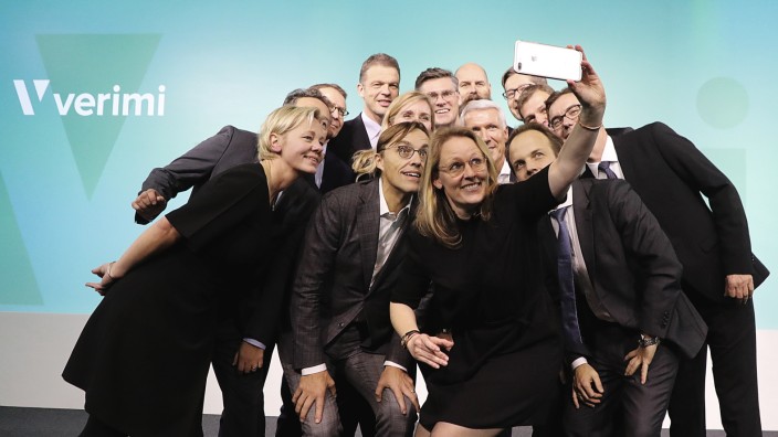 Start-up Verimi: Vertreter der zehn Verimi-Gesellschafter mit Geschäftsführerin Donata Hopfen beim Selfie. Hopfen ist inzwischen weg, die Verluste häufen sich.