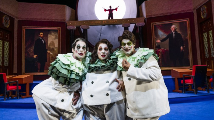 Theater: Der Karfiol-Trust in Pierrot-Kostümen: Denis Grafe, Teresa Schergaut, Yves Hinrichs (v.l.).