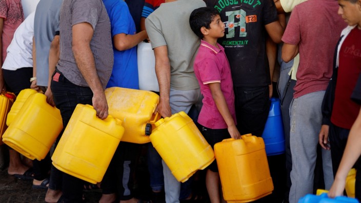 Krieg in Israel: Palästinenser in Khan Yunis im Südteil des Gazastreifens stehen an, um Trinkwasser zu holen.