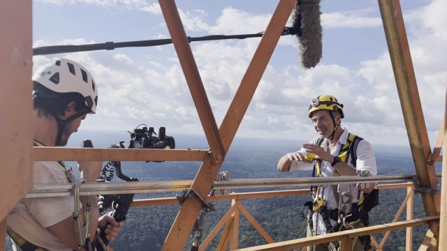 Dirk Steffens im Interview: Dirk Steffens auf dem ATTO-Tower im brasilianischen Regenwald. Der Turm wird als Observatorium genutzt, um den Regenwald zu erforschen.