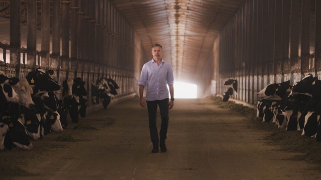 Dirk Steffens im Interview: Dirk Steffens besucht die Al Safi-Milchfarm Saudi Arabien. Dort stehen 50 000 Holstein Kühe mitten in der Wüste.