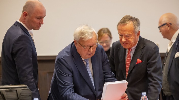 Cum-Ex-Prozess: Der angeklagte Bankier Christian Olearius (2.v.l) mit seinen Anwälten vor dem Gericht in Bonn