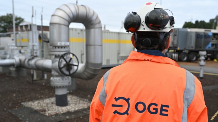 Energiewende: In Emsbüren blickt ein Mitarbeiter des Netzbetreibers OGE auf die Pumpe, die das Erdgas absaugt.