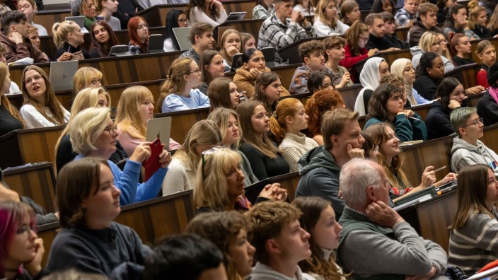 Studieren in München: Studierende nehmen an der Einführungsveranstaltung im Audimax der Ludwig-Maximilians-Universität teil.