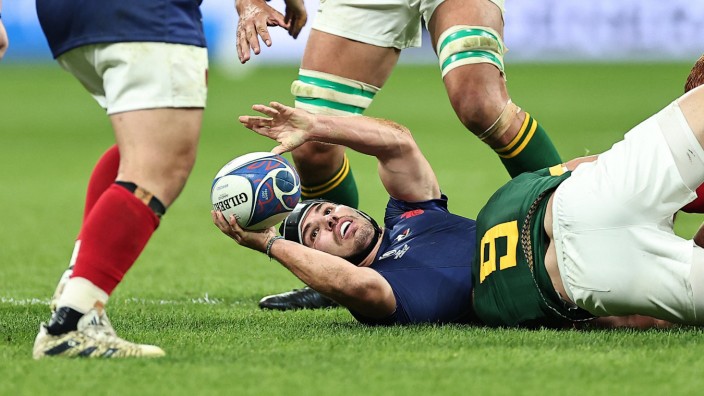 Rugby-WM: Ende des Abenteuers: Frankreichs Stratege Antoine Dupont wird von Südafrikas Defensive niedergerungen. Am Ende waren alle Franzosen am Boden, der Gastgeber schied im Viertelfinale gegen den Titelverteidiger 28:29 aus.