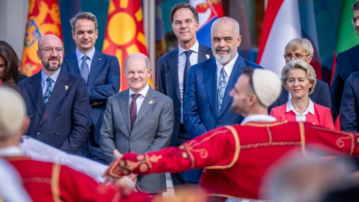 Westbalkan-Staaten: Begrüßungstanz in Tirana: EU- Ratspräsident Charles Michel (li.) und Bundeskanzler Olaf Scholz, rechts neben ihnen der albanische Ministerpräsident Edi Rama und EU- Kommissionspräsidentin Ursula von der Leyen.