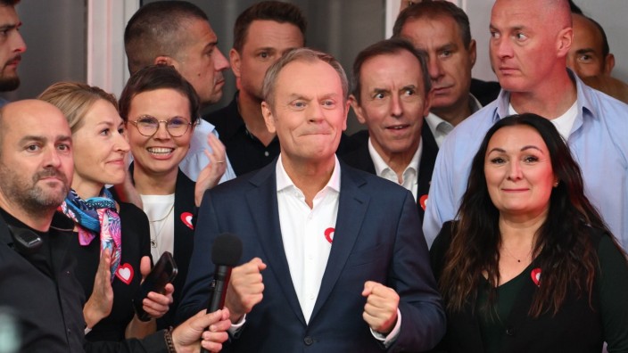 Wahl in Polen: Oppositionsführer Donald Tusk (M.) wähnte sich bereits am Sonntag als Wahlsieger.