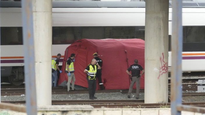Spanien: Polizei und Feuerwehr an der Fundstelle des Toten am Bahnhof Santa Justa in Sevilla.