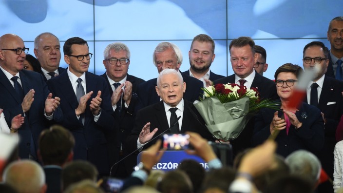 Polen: Die dunklen Männer müssen gehen: Jarosław Kaczyński im Kreis der PiS-Führung am Sonntagabend.