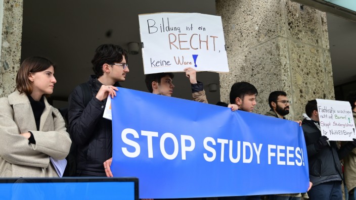TU München: Studentinnen und Studenten der TU München fordern, dass die Entscheidung rückgängig gemacht wird, künftig hohe Studiengebühren für Menschen aus Nicht-EU-Staaten zu erheben.