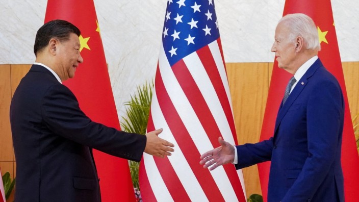 Das Politische Buch: Aufsteiger trifft Absteiger: Chinas Staatspräsident Xi Jinping und US-Präsiden Joe Biden auf dem G-20-Gipfel im November 2022. Ob tatsächlich ein hegemonialer Übergang stattfinden wird, ist aber noch offen.