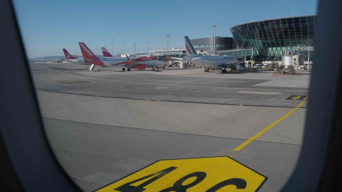 Nach Terrorwarnung: Am Flughafen von Nizza sorgte ein herrenloses Gepäckstück am Mittwoch für einen Einsatz der Sicherheitskräfte.
