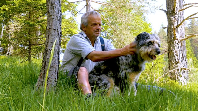 Kulturraum Alpen: Die besondere Beziehung zwischen Peppi Hornsteiner und seinem Hirtenhund Luna hat Regisseur Hütt sehr beeindruckt.
