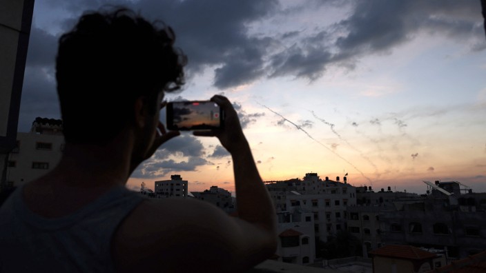 Fake News im Krieg: Ein junger Mann in Gaza-Stadt filmt den Start von Raketen, die in Israel einschlagen sollen. Für welche Aussage sein Video womöglich später im Netz herhält, ist eine andere Frage.