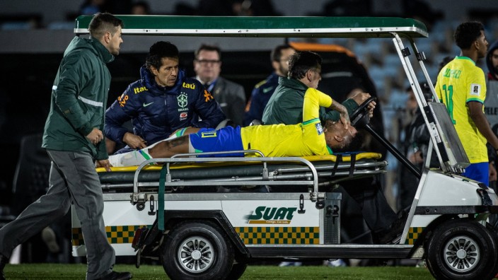 WM-Qualifikation in Südamerika: Ein bitteres Bild: Brasiliens Stürmer Neymar wird nach einem Bänderriss im Knie und einer Meniskusverletzung vom Platz transportiert.