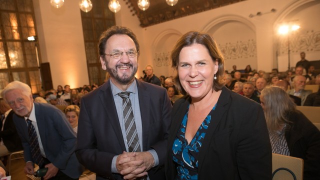 30 Jahre "Biss" München: "Liebe Freunde der sozialen Gerechtigkeit": Festredner Heribert Prantl mit Bürgermeisterin Verena Dietl.