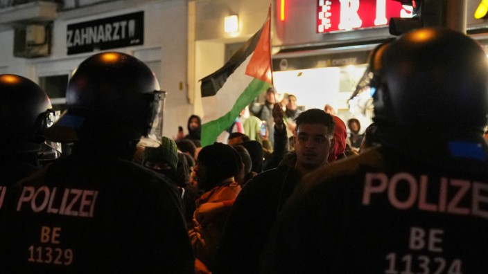 Propalästinensische Demonstrationen: Trotz eines Verbots von propalästinensischen Demonstrationen ist es in Berlin in der Nacht auf Donnerstag erneut zu Massenversammlungen gekommen.