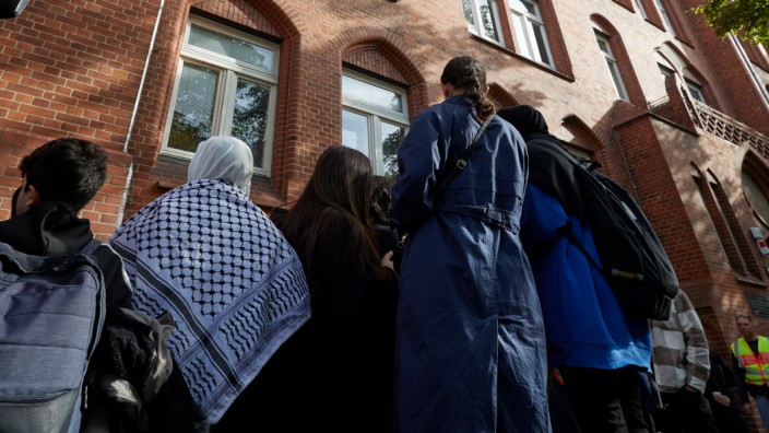 Antisemitismus an Schulen: Sympathie für Hamas? Eine Kundgebung vor dem Ernst-Abbe-Gymnasium in Berlin wurde verboten. Im Bild eine Schülerversammlung nach dem Unterricht.