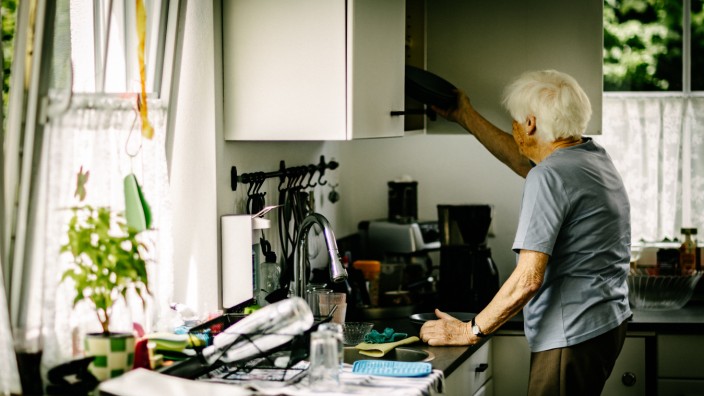Wohnen im Alter: Die Bewohnerin einer WG für Menschen mit demenzieller Erkrankung hilft in der Küche mit.