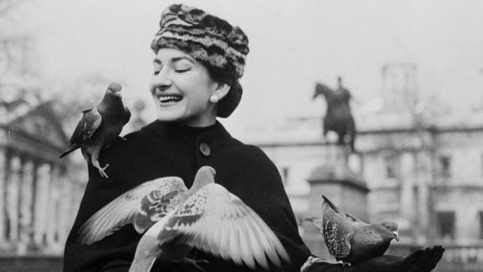 100 Jahre Maria Callas: Opernstar Maria Callas beim Taubenfüttern am Trafalgar Square in London 1957.