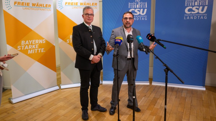 Politik: Zwischenbericht zu den Koalitionsverhandlungen von Freien Wählern und CSU: Er spüre "Harmonie", sagte Florian Streibl (links), während Klaus Holetschek von "sehr guter Stimmung" sprach.