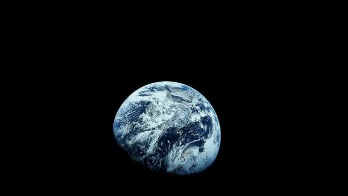 Astronomie: Aus dem All sieht die Erde hübsch aus. Wenn man genauer hinschaut, wirkt sie auch belebt.