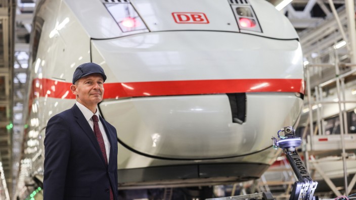 Deutsche Bahn: Die Politik hat großen Einfluss bei der Deutschen Bahn: Bundesverkehrsminister Volker Wissing vor einem ICE.