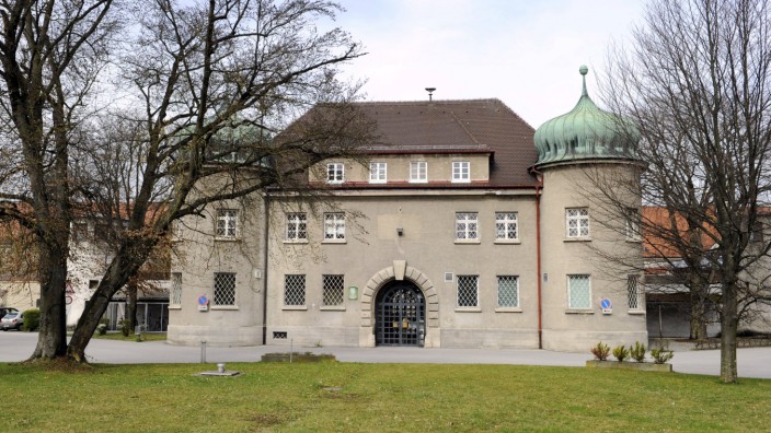 Justizvollzugsanstalt: Blick auf die Hauptpforte der Justizvollzugsanstalt Landsberg am Lech.