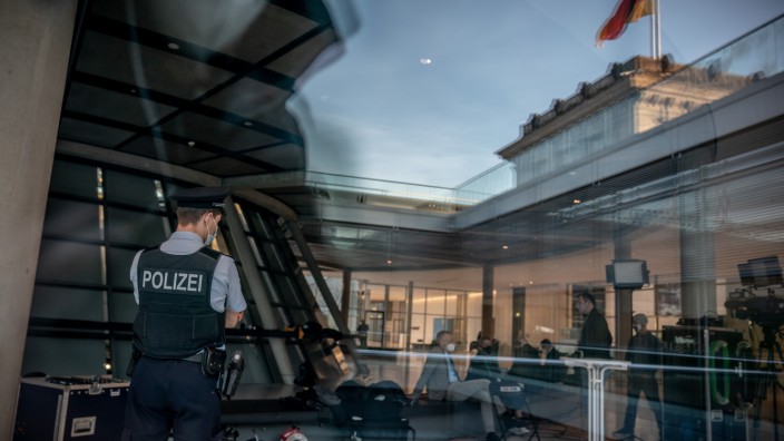 Bundestagspolizei: Ein Bundestagspolizist beobachtet die Fraktionsebene im Deutschen Bundestag.