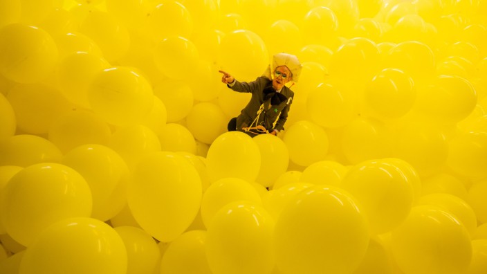 Ausstellung in Ingolstadt: Martin Creed inmitten der 2500 gelben Ballons im Foyer des Museums für Konkrete Kunst in Ingolstadt. Durch sie müssen sich die Besucher einen Weg bahnen in der Ausstellung "I don't know what art is".