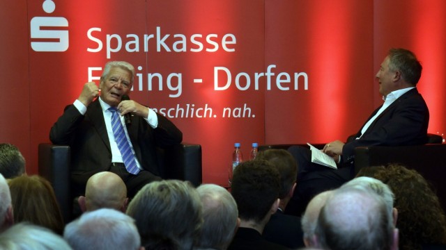 Auf Einladung der Sparkasse Erding-Dorfen: Im Gespräch mit BR-Moderator Thorsten Otto (rechts) erläuterte Joachim Gauck noch weitere politische Fragen und zu seiner eigenen Person.