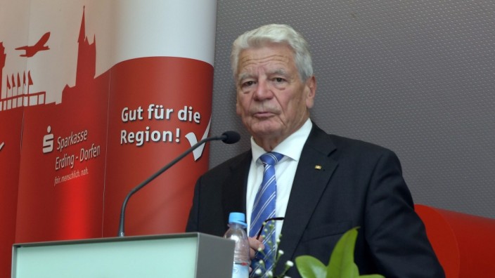 Auf Einladung der Sparkasse Erding-Dorfen: Bundespräsident a. D. Joachim Gauck bei seinem Vortrag im Saal der Sparkasse Erding-Dorfen im dritten Stock der Schrannenhalle.