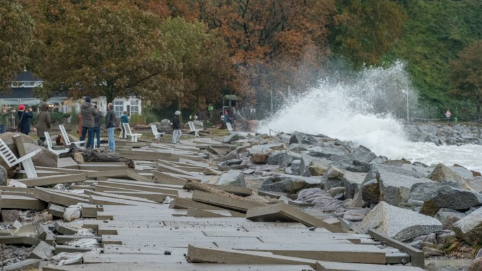Ostseeküste: Große Schäden in Sassnitz auf Rügen: An der Strandpromenade wurden durch den Sturm in der Nacht Gehwegplatten weggeschwemmt.