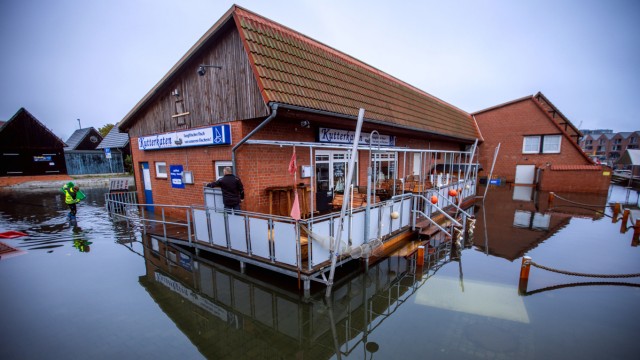 Ostseeküste: Überflutet: Gebäude im Fischereihafen von Wismar.