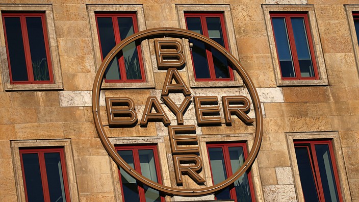 USA: Das Bayer-Kreuz hängt an der Fassade eines Werksgebäudes von Bayer.