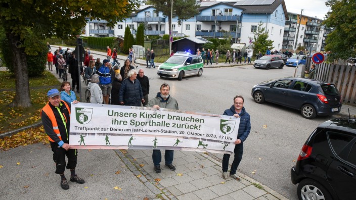 BCF-Aktion in Wolfratshausen: Etwa 80 Demonstranten ziehen hinter dem Transparent des BCF durch Farchet.