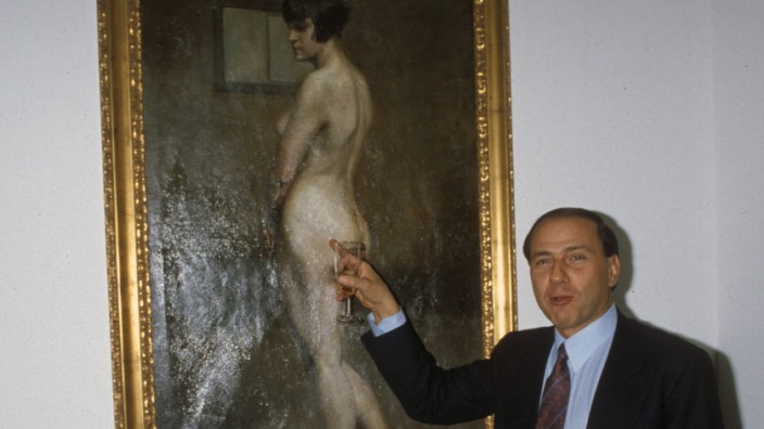 Stilkritik "Opas Erbe": Ist das Kunst oder kann das weg? Silvio Berlusconi im Jahr 1985 mit einem weiblichen Akt.